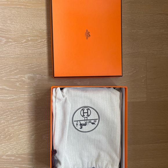 Brand new! hermès mini Evelyn in burgundy! - Picture 3 of 4